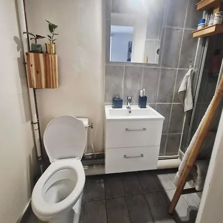 In Buttes-chaumont With Courtyard Apartamento
