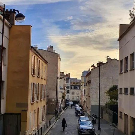 In Buttes-chaumont With Courtyard